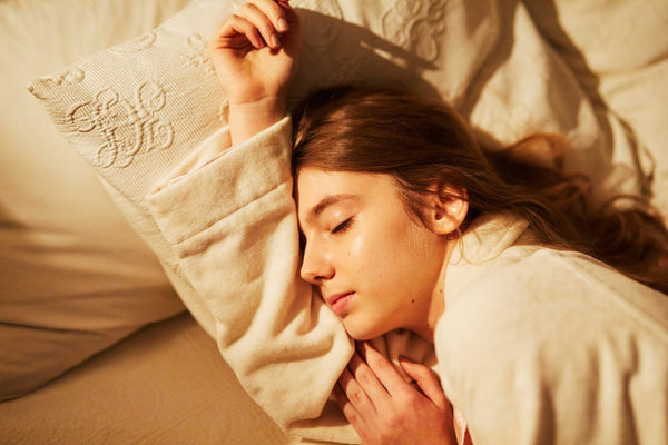 一覺睡出明亮秀髮！日本超高人氣Made in Japan柔滑蠶絲枕頭套